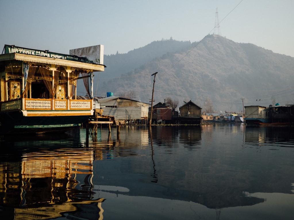 Veena Palace Group Of Houseboats Сринагар Экстерьер фото