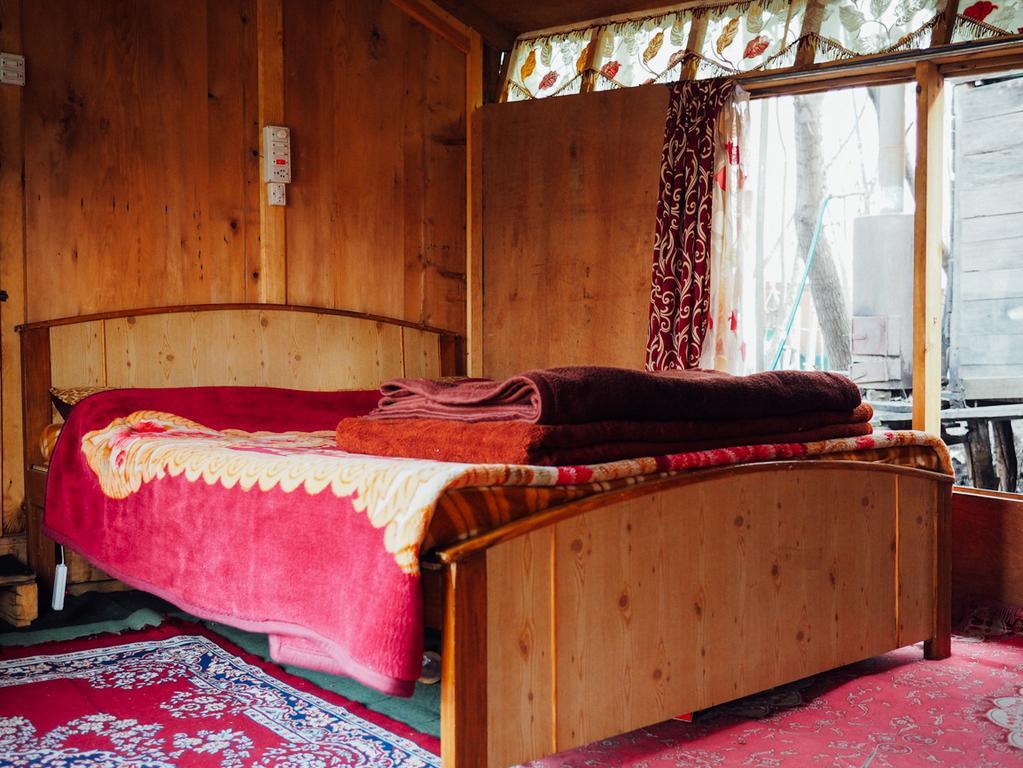 Veena Palace Group Of Houseboats Сринагар Экстерьер фото